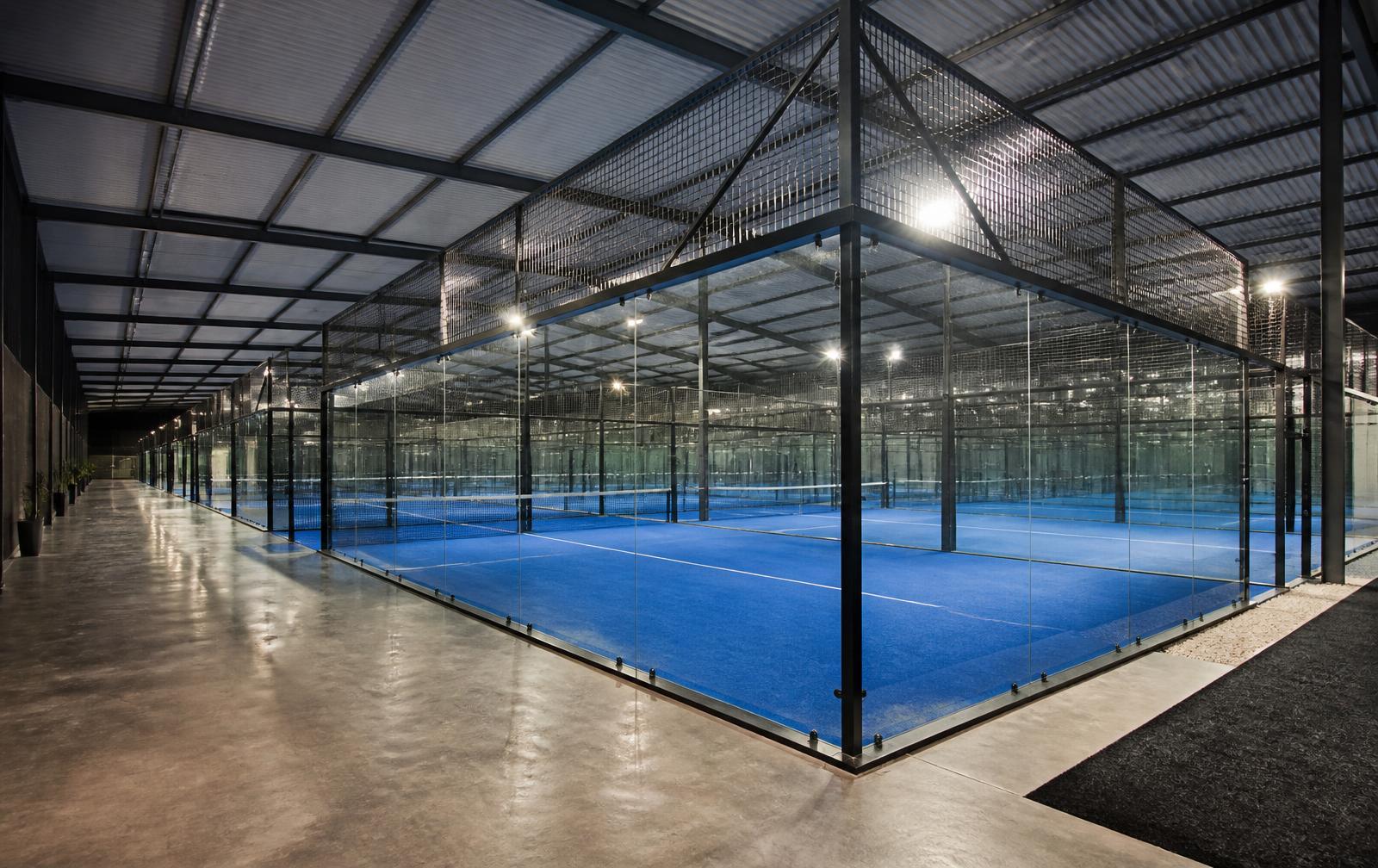 Sala coperta con più campi da padel in fila